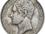 gros plan d'une pièce de monnaie sur laquelle figure une tête de femme