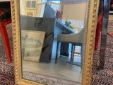 un grand miroir posé par terre devant un piano
