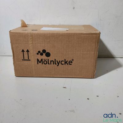 une boîte marron sur laquelle figure un logo en noir et blanc