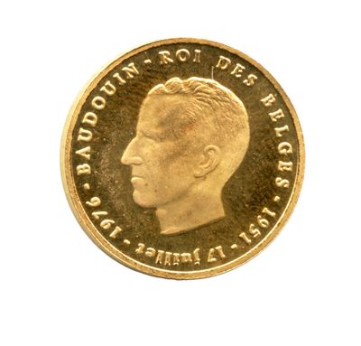 gros plan d'une pièce d'or sur laquelle figure le visage d'un homme