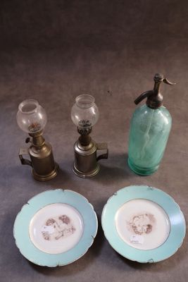 trois assiettes et une bouteille en verre sur la table