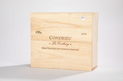 la caisse en bois est vide et prête à être remplie de vin