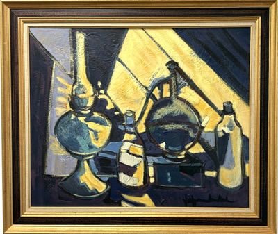 une peinture représentant une nature morte avec des bouteilles et un vase