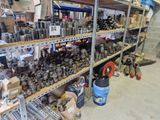 de nombreux types d'outils différents sur les étagères du garage