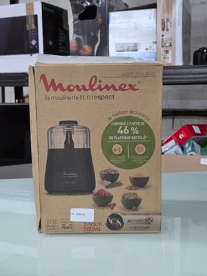 une boîte de nourriture posée sur une table