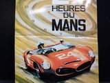 une image représentant un livre sur lequel figure la photo d'un homme au volant d'une voiture de course