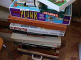 une pile de livres posée sur le plan de travail de la cuisine