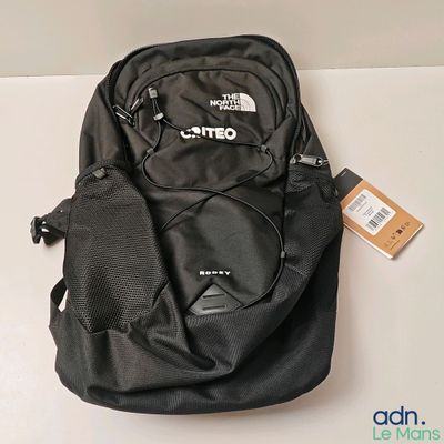 un sac à dos noir posé sur une table