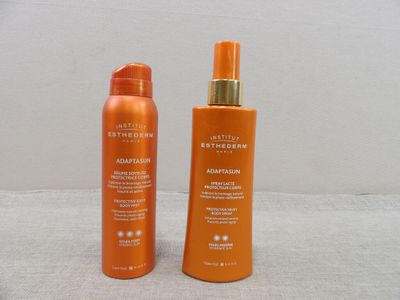 une photo montrant deux flacons de crème solaire et de lait autobronzant posés sur une table