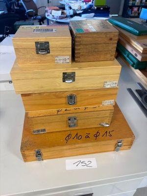 Plusieurs caisses en bois sont empilées les unes sur les autres sur une table