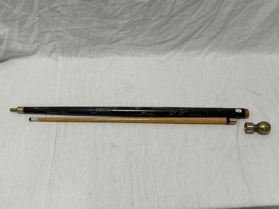 un gros plan d'un stylo et d'un crayon posés sur une surface blanche