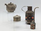 trois types de vases différents et une théière exposés