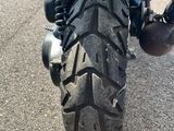 un gros plan d'une moto avec une plaque d'immatriculation