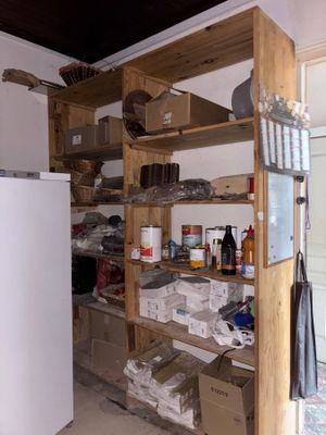 un réfrigérateur dans un coin d'une pièce en cours de rénovation