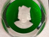 une assiette en verre vert sur laquelle est représenté un chat