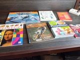 de nombreux livres posés sur un bureau devant un ordinateur