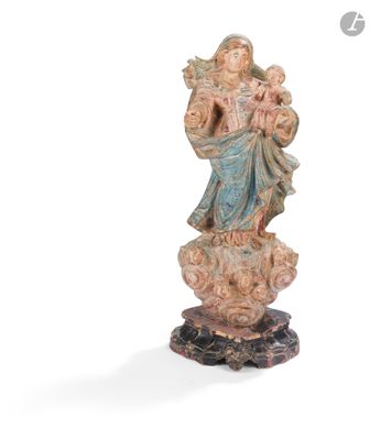 une image représentant une statue d'une femme tenant un enfant sur un rocher