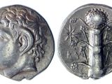 gros plan d'une pièce d'argent sur laquelle figure une femme