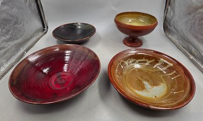trois bols et deux bols posés sur une table