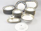 beaucoup d'assiettes, de tasses et de soucoupes sur la table