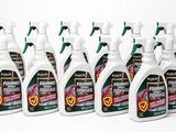 six flacons de produits d'entretien sont alignés sur une surface blanche