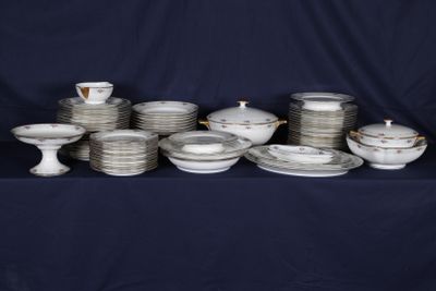 de nombreuses assiettes et tasses posées sur une table, sur fond noir