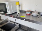 une photo d'une cuisine équipée d'un micro-ondes et d'une cuisinière