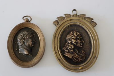 deux médaillons anciens en bronze représentant un homme et une femme