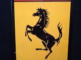 un gros plan sur un panneau représentant un cheval