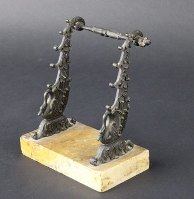 Support en bronze à cols de cygne sur base en marbre jaune d… - Photo 1