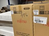 des cartons empilés les uns sur les autres dans un entrepôt