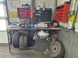 un établi sur lequel sont posés de nombreux outils, dans un garage