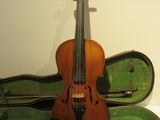 un violon posé dans son étui sur une table