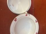 deux assiettes empilées l'une sur l'autre