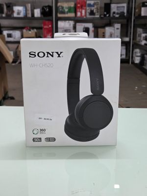 Les écouteurs Sony se trouvent dans la boîte posée sur la table.