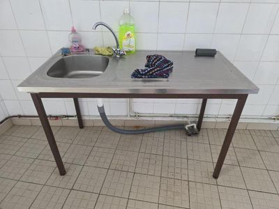un lavabo et un autre lavabo dans une pièce au sol carrelé