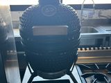 une grande grille posée sur une cuisinière
