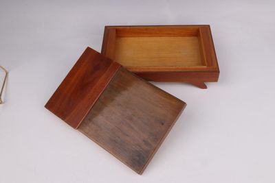Boîte de forme moderniste en placage de bois de différentes …