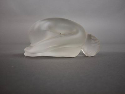 une figurine d'éléphant en verre blanc posée sur une table