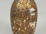 un vase avec un tableau posé sur une table