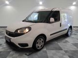 la camionnette blanche est garée sur un sol carrelé en damier