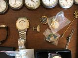 une table sur laquelle sont posées de nombreuses montres et d'autres objets