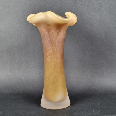 une photo d'un vase en verre sur lequel est dessinée une moustache