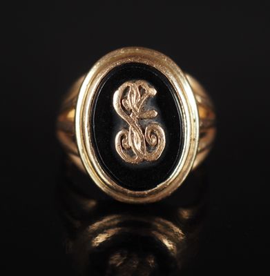 une bague en or sur laquelle est gravé un serpent