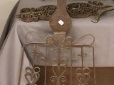 une table recouverte d'une nappe et une table avec un miroir