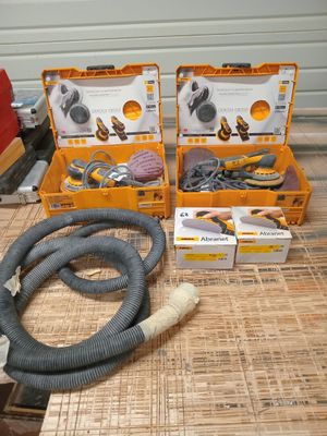 deux caisses d'outils et un tuyau d'arrosage posés sur une table