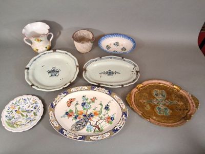 beaucoup d'assiettes et de bols sur la table