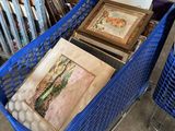 deux paniers bleus remplis de tableaux et de photos dans une pièce