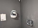 une salle de bains équipée de toilettes et d'un téléphone fixé au mur