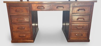 BUREAU MINISTRE en chêne, ouvrant par dix tiroirs avec poignées sculpt